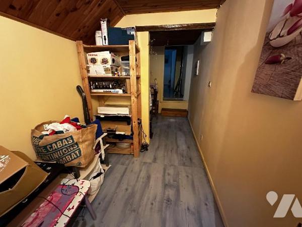 Maison de ville comprenant au rez-de-chaussée : Une entrée sur salon - salle à manger avec un a...