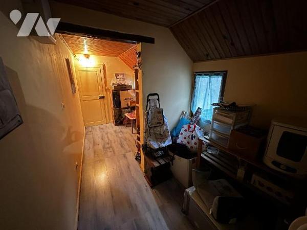 Maison de ville comprenant au rez-de-chaussée : Une entrée sur salon - salle à manger avec un a...