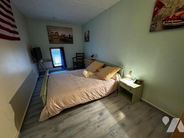 Maison de ville comprenant au rez-de-chaussée : Une entrée sur salon - salle à manger avec un a...