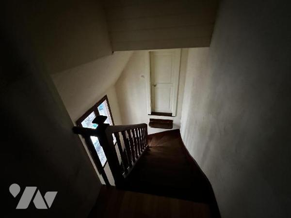 Maison de ville comprenant au rez-de-chaussée : Une entrée sur salon - salle à manger avec un a...