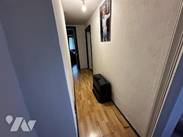 Maison de ville comprenant au rez-de-chaussée : Une entrée sur salon - salle à manger avec un a...