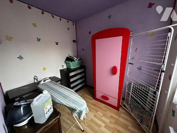 Maison de ville comprenant au rez-de-chaussée : Une entrée sur salon - salle à manger avec un a...