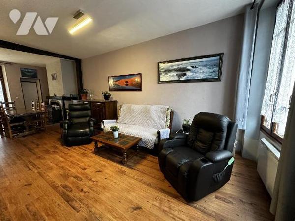 Maison de ville comprenant au rez-de-chaussée : Une entrée sur salon - salle à manger avec un a...