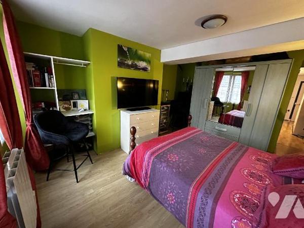 Maison de ville comprenant au rez-de-chaussée : Une entrée sur salon - salle à manger avec un a...