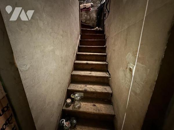 Maison de ville comprenant au rez-de-chaussée : Une entrée sur salon - salle à manger avec un a...