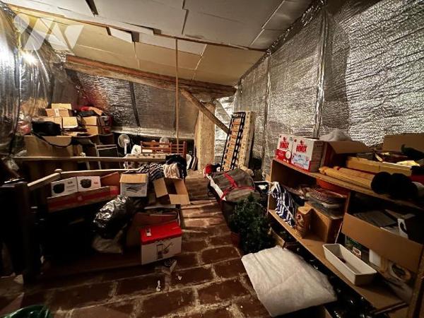 Maison de ville comprenant au rez-de-chaussée : Une entrée sur salon - salle à manger avec un a...