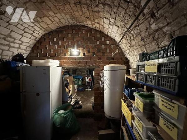 Maison de ville comprenant au rez-de-chaussée : Une entrée sur salon - salle à manger avec un a...