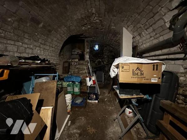 Maison de ville comprenant au rez-de-chaussée : Une entrée sur salon - salle à manger avec un a...