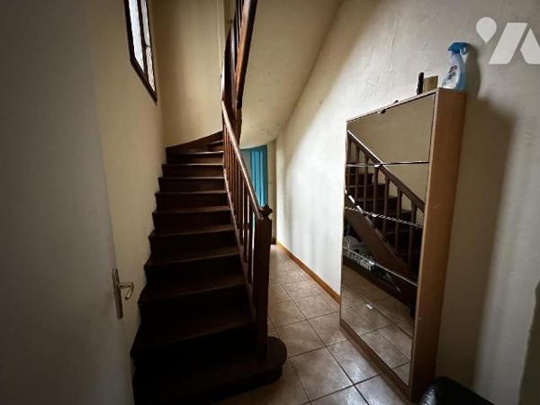 Maison de ville comprenant au rez-de-chaussée : Une entrée sur salon - salle à manger avec un a...