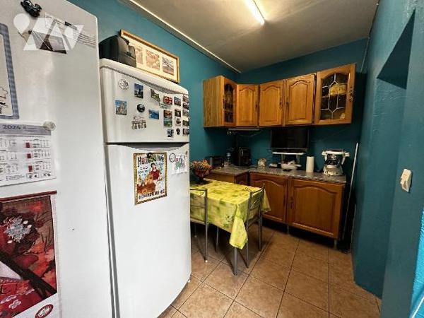 Maison de ville comprenant au rez-de-chaussée : Une entrée sur salon - salle à manger avec un a...