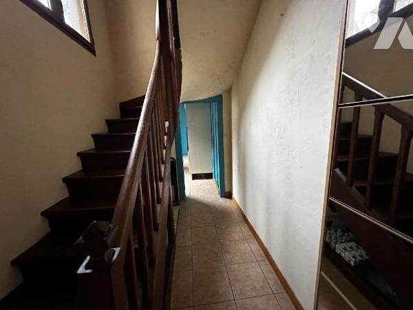 Maison de ville comprenant au rez-de-chaussée : Une entrée sur salon - salle à manger avec un a...