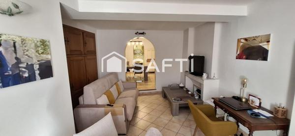 Maison de Maison de village de 145 m² avec grande terrasse et garage, idéalement située au cœur du centre ancien. À découvrir sans tarder !