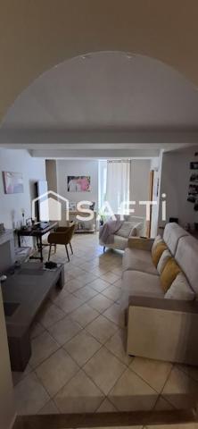 Maison de Maison de village de 145 m² avec grande terrasse et garage, idéalement située au cœur du centre ancien. À découvrir sans tarder !