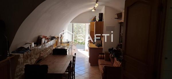 Maison de Maison de village de 145 m² avec grande terrasse et garage, idéalement située au cœur du centre ancien. À découvrir sans tarder !