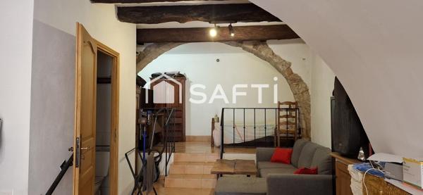 Maison de Maison de village de 145 m² avec grande terrasse et garage, idéalement située au cœur du centre ancien. À découvrir sans tarder !