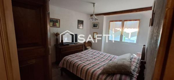 Maison de Maison de village de 145 m² avec grande terrasse et garage, idéalement située au cœur du centre ancien. À découvrir sans tarder !