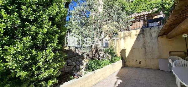 Maison de Maison de village de 145 m² avec grande terrasse et garage, idéalement située au cœur du centre ancien. À découvrir sans tarder !