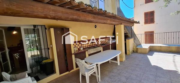 Maison de Maison de village de 145 m² avec grande terrasse et garage, idéalement située au cœur du centre ancien. À découvrir sans tarder !