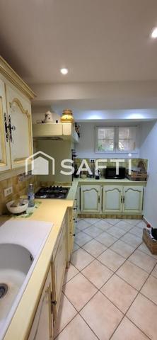 Maison de Maison de village de 145 m² avec grande terrasse et garage, idéalement située au cœur du centre ancien. À découvrir sans tarder !