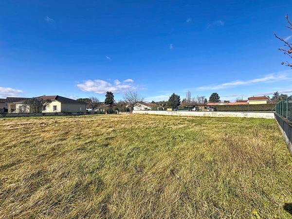Terrain Saint Maurice de Gourdans, 6430m2, libre constructeur, plat, idéalement situé au calme