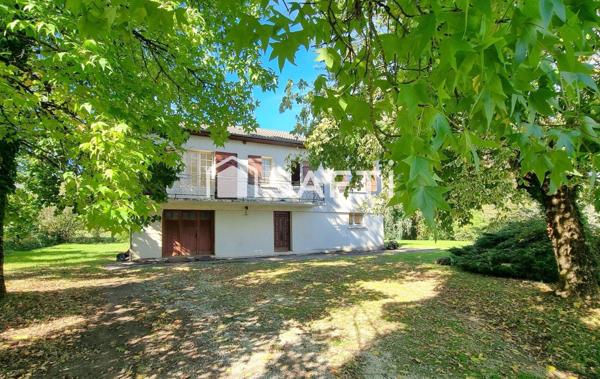 Beaux volumes et très grand terrain en sortie de ville