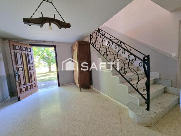 Beaux volumes et très grand terrain en sortie de ville