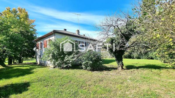 Beaux volumes et très grand terrain en sortie de ville