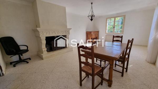 Beaux volumes et très grand terrain en sortie de ville