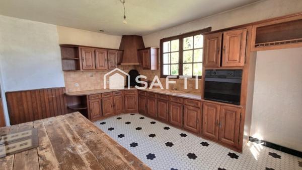 Beaux volumes et très grand terrain en sortie de ville