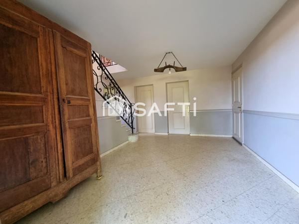 Beaux volumes et très grand terrain en sortie de ville