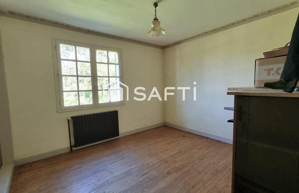 Beaux volumes et très grand terrain en sortie de ville