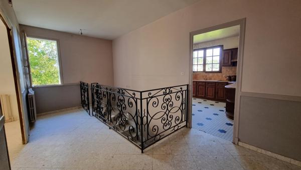 Beaux volumes et très grand terrain en sortie de ville