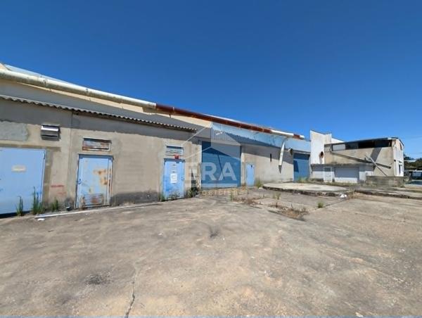 Entrepôt industriel avec bureau à vendre à 5 minutes de Montpon-Ménestérol - Surface de 4404,60 m²