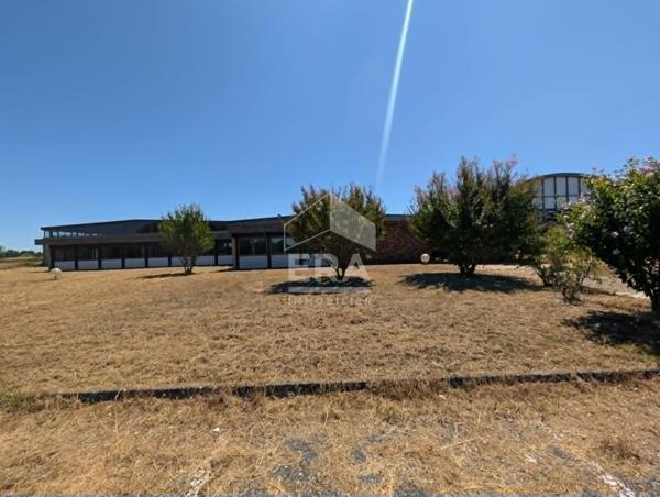 Entrepôt industriel avec bureau à vendre à 5 minutes de Montpon-Ménestérol - Surface de 4404,60 m²