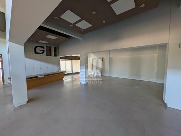 Entrepôt industriel avec bureau à vendre à 5 minutes de Montpon-Ménestérol - Surface de 4404,60 m²