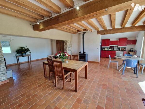 EXCLUSIVITE Très belle maison de campagne avec piscine et dépendances.