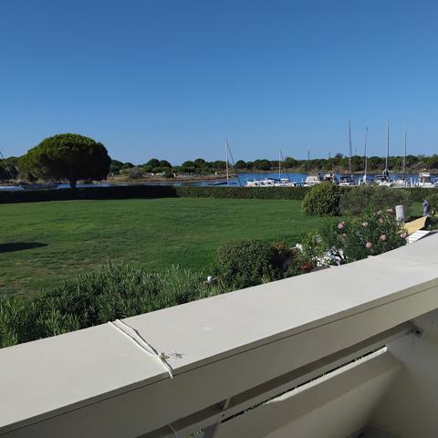 Produit rare avec vue incroyable sur une grande pelouse et canal Le Grau-du-Roi (30240)