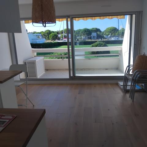 Produit rare avec vue incroyable sur une grande pelouse et canal Le Grau-du-Roi (30240)