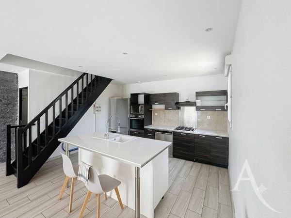 Bâtiment divisée en 2 PARTIES - HANGAR et LOGEMENT DE FONCTION Lherm