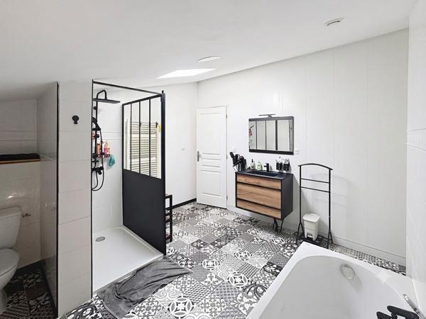 Bâtiment divisée en 2 PARTIES - HANGAR et LOGEMENT DE FONCTION Lherm