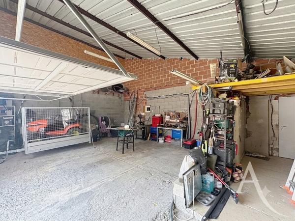 Bâtiment divisée en 2 PARTIES - HANGAR et LOGEMENT DE FONCTION Lherm
