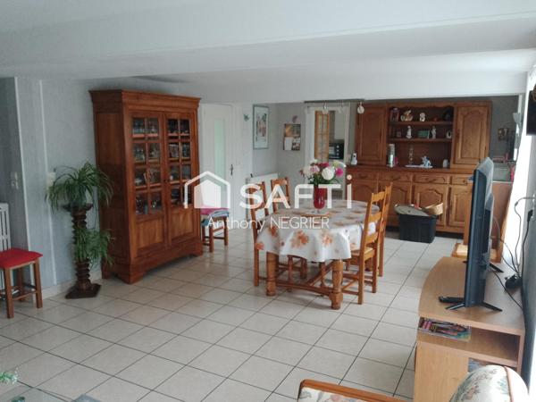 Maison avec garages et jardin