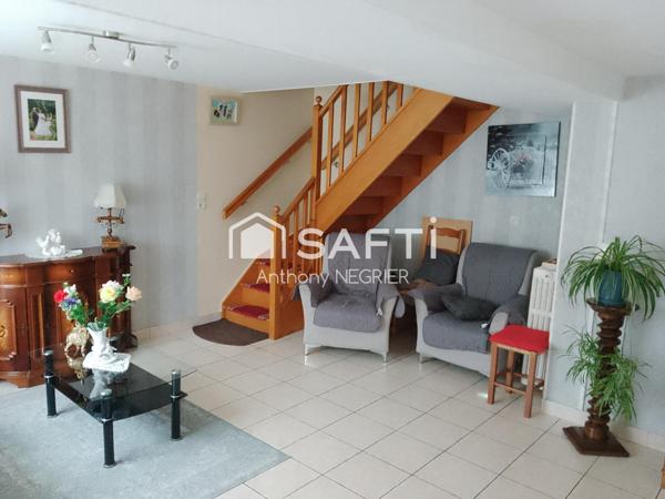 Maison avec garages et jardin