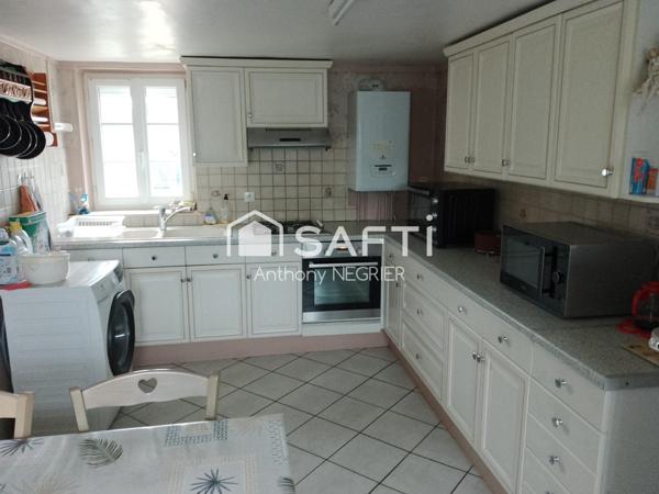 Maison avec garages et jardin