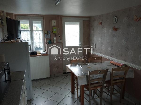 Maison avec garages et jardin