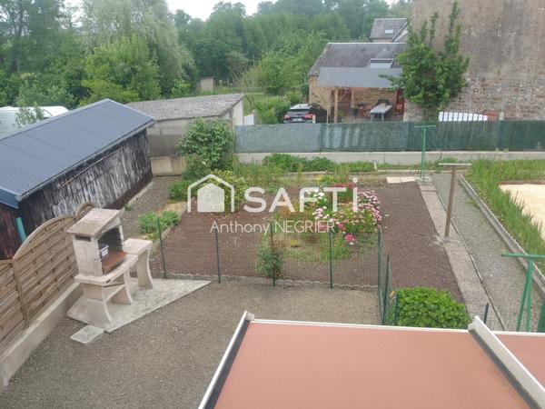 Maison avec garages et jardin