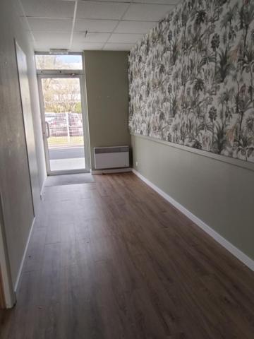 , . Local commercial avec piscine