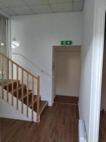 , . Local commercial avec piscine