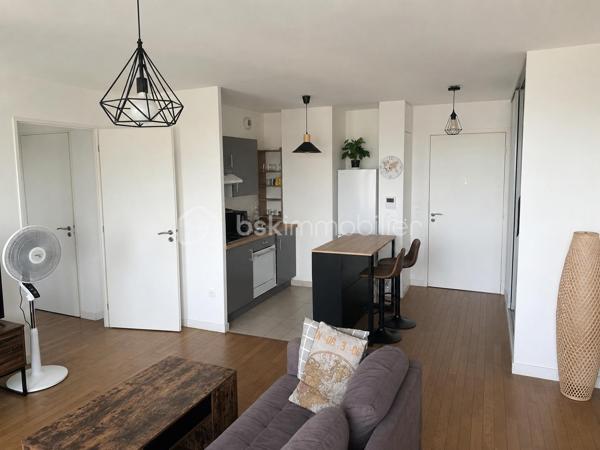 Vous recherchez un appartement sans travaux, prêt à emménager ? 

Découvrez ce magnifique T2 de 45m², situé au dernier étage d’une résidence récente FERMÉE ET SÉCURISÉE offrant une vue panoramique et des prestations de qualité.
Une entrée avec placards 
Excellente ISOLATION THERMIQUE  et phonique
Cuisine aménagée
Salle d’eau 
Charges de copropriété : environ 130 €/mois, chauffage inclus.
Taxe foncière : 900 €/an
Place de parking privative en sous-sol

 Emplacement idéal, à proximité immédiate du métro, des commerces, des hôpitaux, d’une salle de sport et de toutes les commodités.

Aucun travaux à prévoir  Appartement clé en main