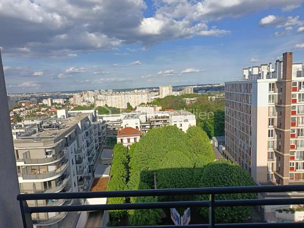 Vous recherchez un appartement sans travaux, prêt à emménager ? 

Découvrez ce magnifique T2 de 45m², situé au dernier étage d’une résidence récente FERMÉE ET SÉCURISÉE offrant une vue panoramique et des prestations de qualité.
Une entrée avec placards 
Excellente ISOLATION THERMIQUE  et phonique
Cuisine aménagée
Salle d’eau 
Charges de copropriété : environ 130 €/mois, chauffage inclus.
Taxe foncière : 900 €/an
Place de parking privative en sous-sol

 Emplacement idéal, à proximité immédiate du métro, des commerces, des hôpitaux, d’une salle de sport et de toutes les commodités.

Aucun travaux à prévoir  Appartement clé en main